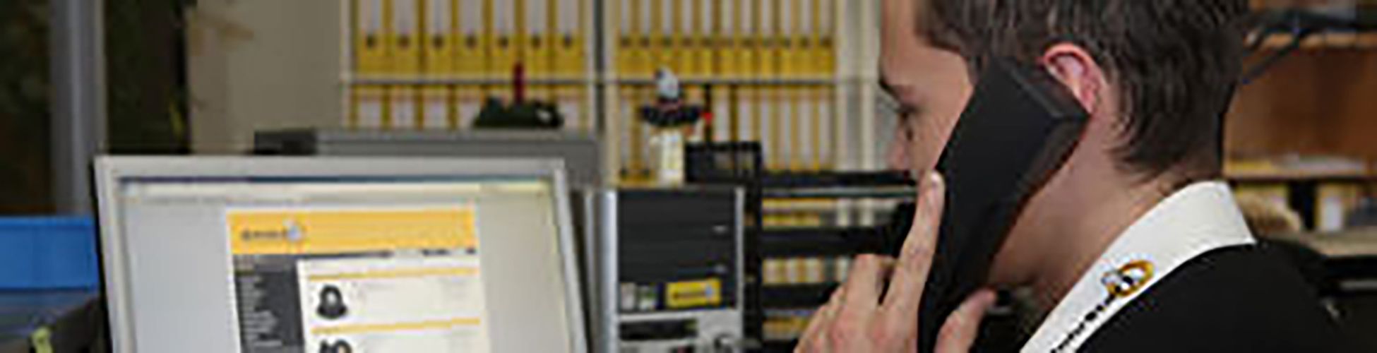 Telefonierender Mitarbeiter von RohrStar